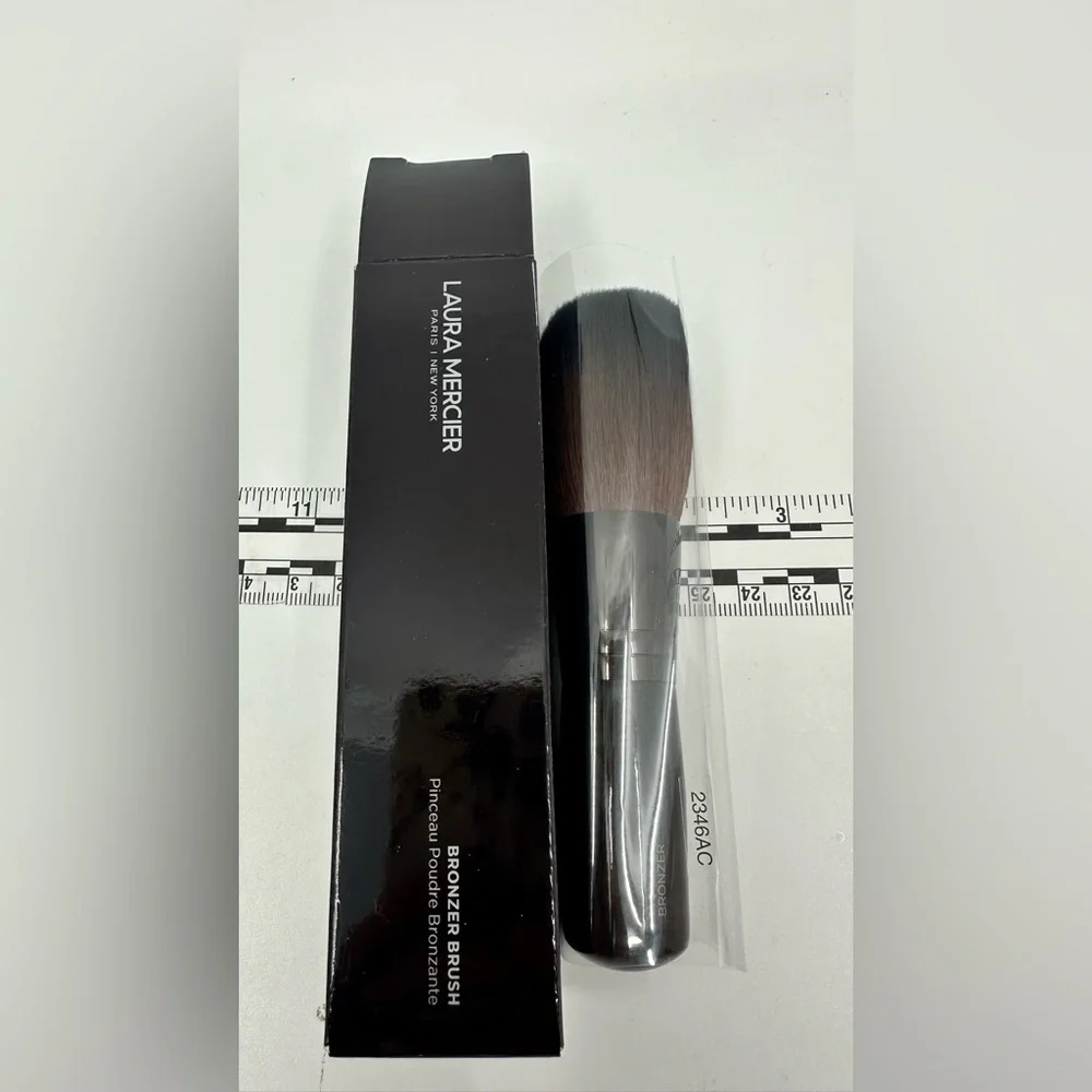 🆕 Laura Mercier, Full Round Bronzer Brush, One Size